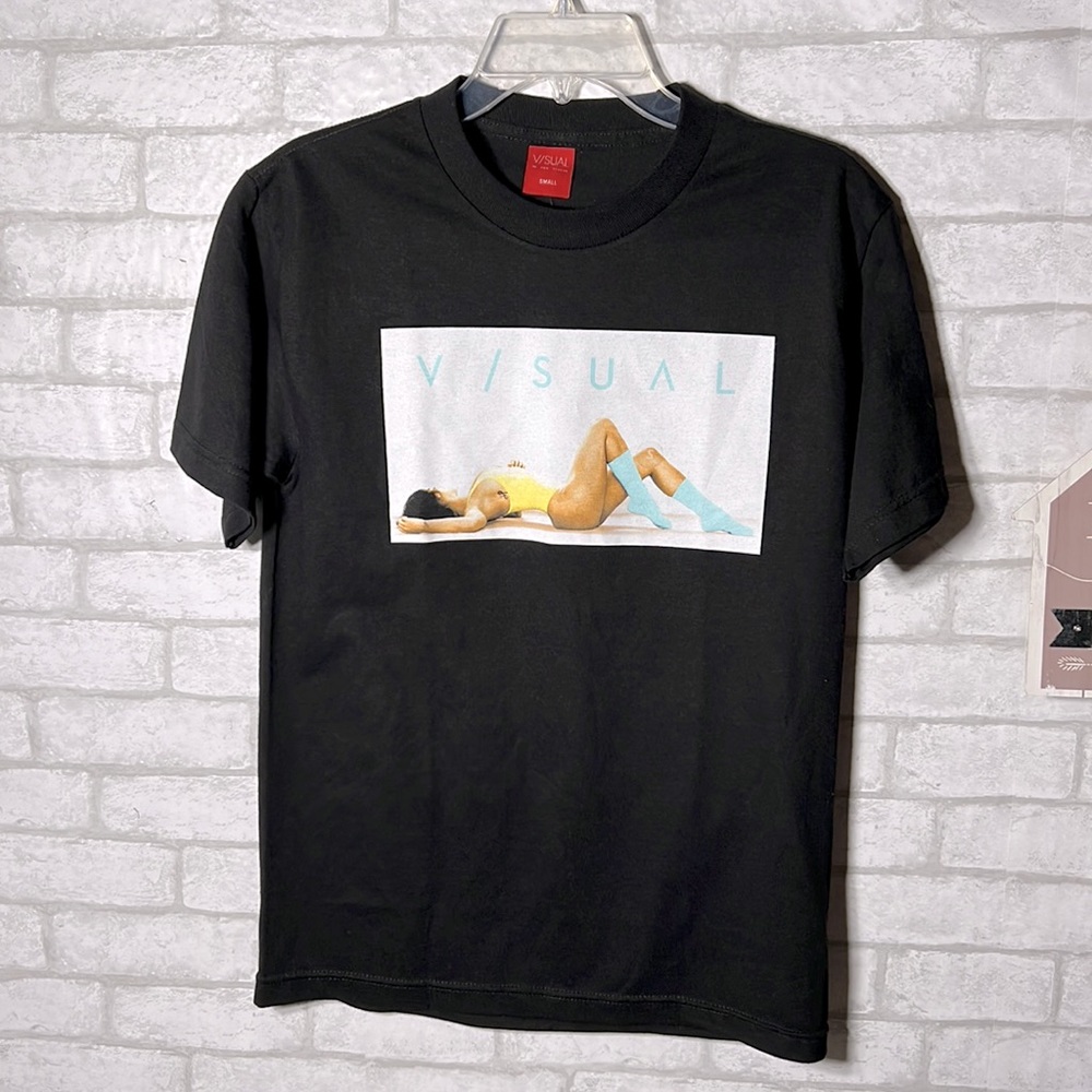 V/sual black graphic tee size small